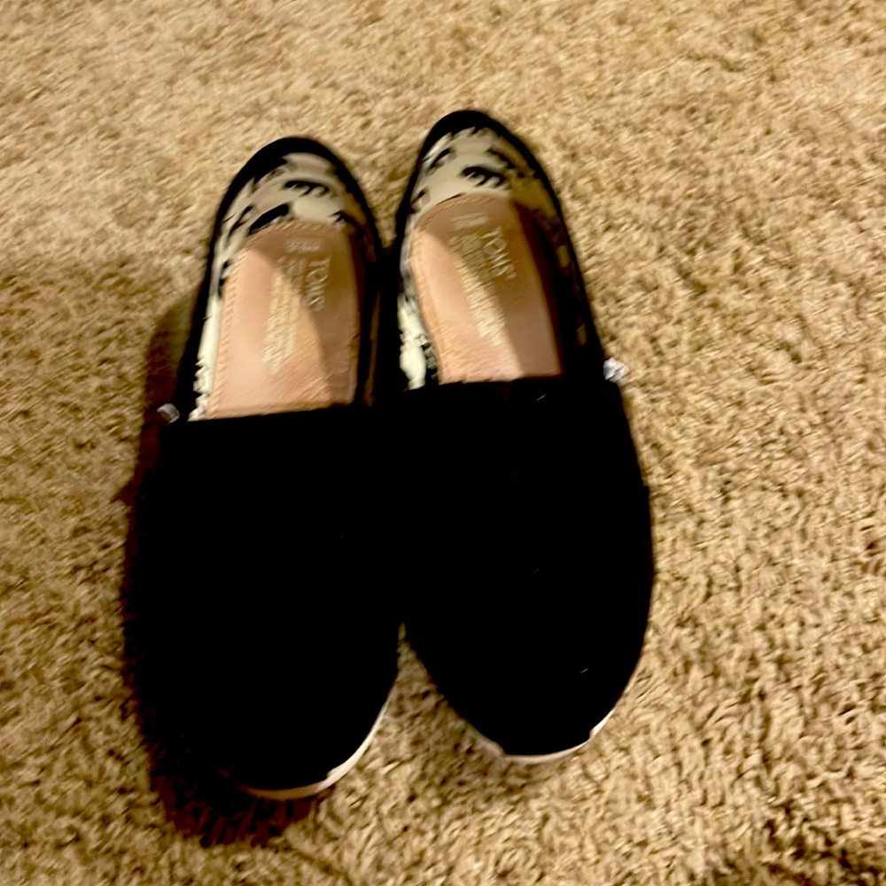 Toms black shoe 8.5 wide